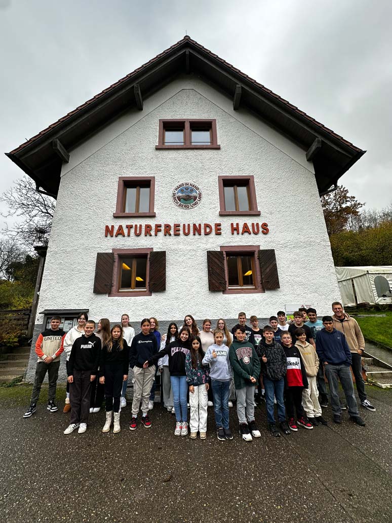 Gruppenbild vorm Haus