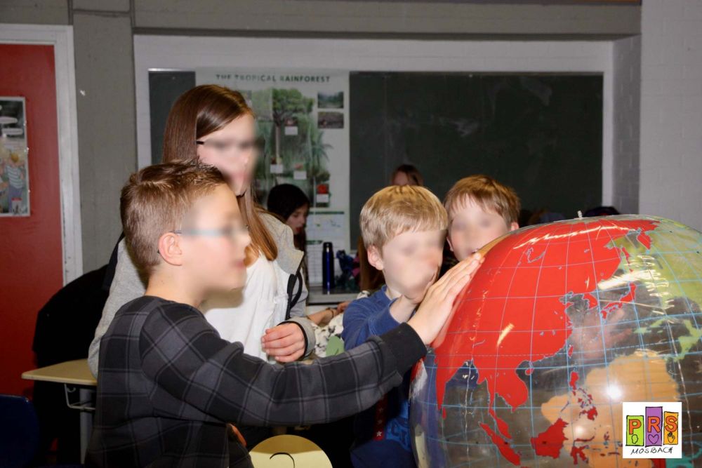 Schüler an Weltkugel