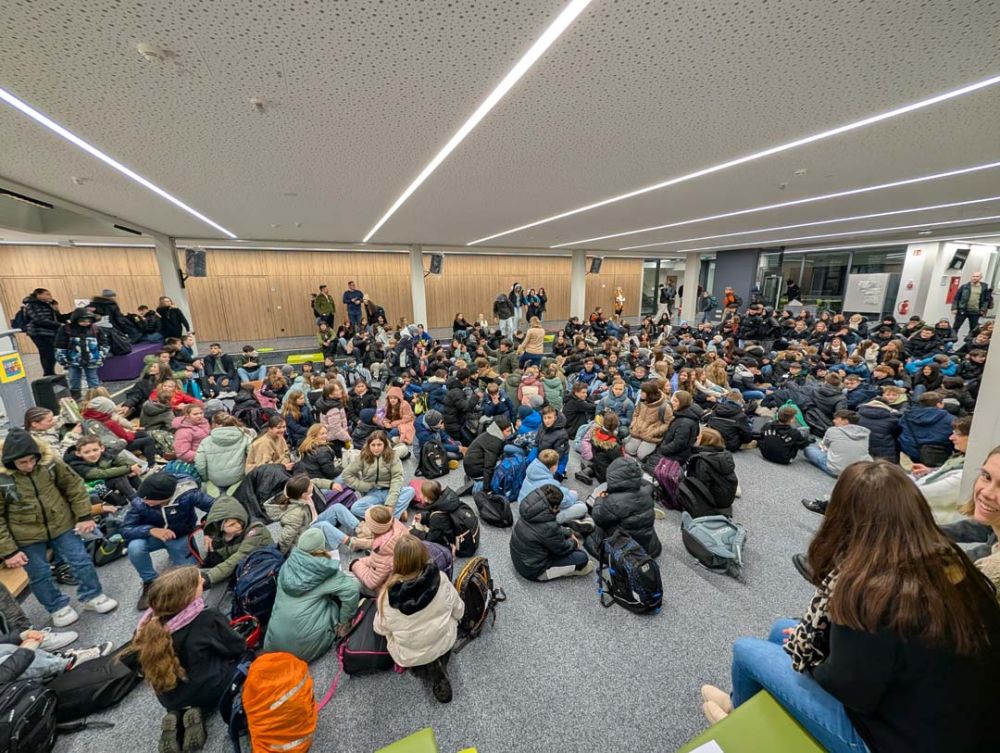 Schüler sitzen auf dem Boden