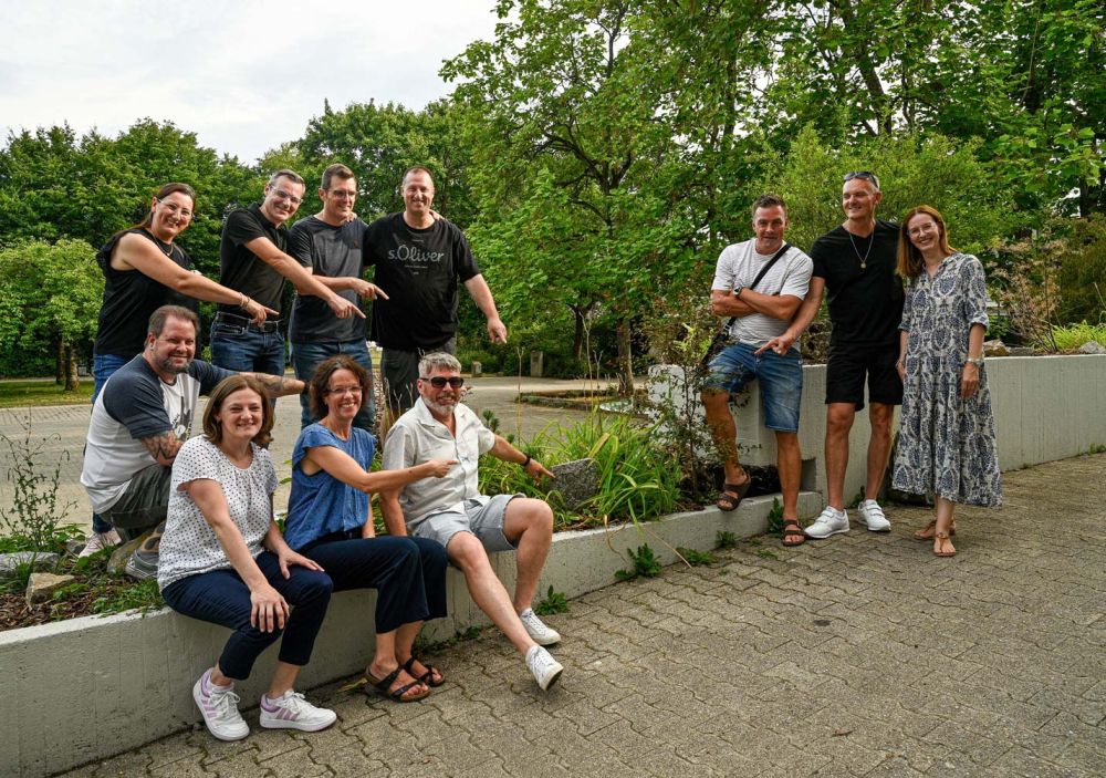 Gruppenbild am Stein