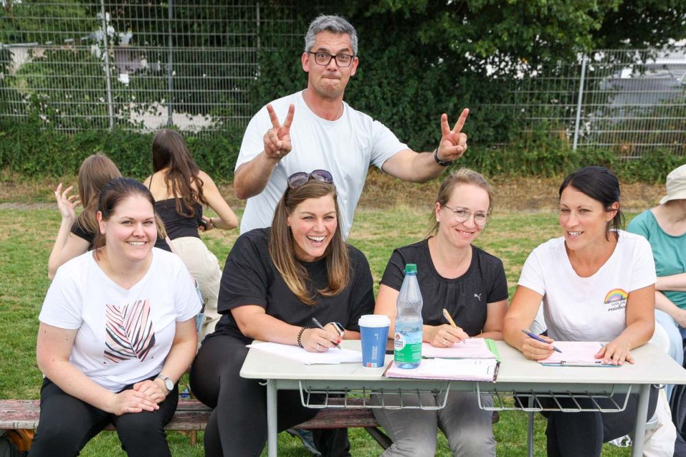 Lehrerinnen bei der Auswertung, einer macht den anderenHasenohren