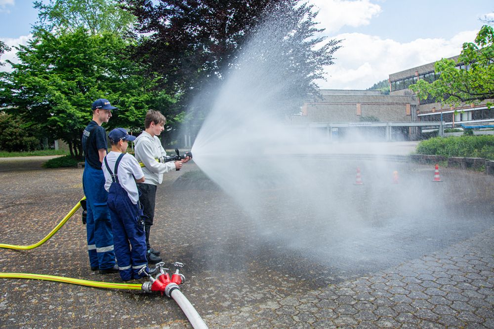 Jugendfeuerwehr mit Spritzaktion