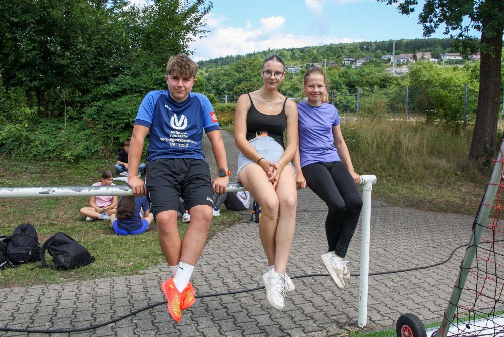 Schüler*innen sitzen auf einer Sztange
