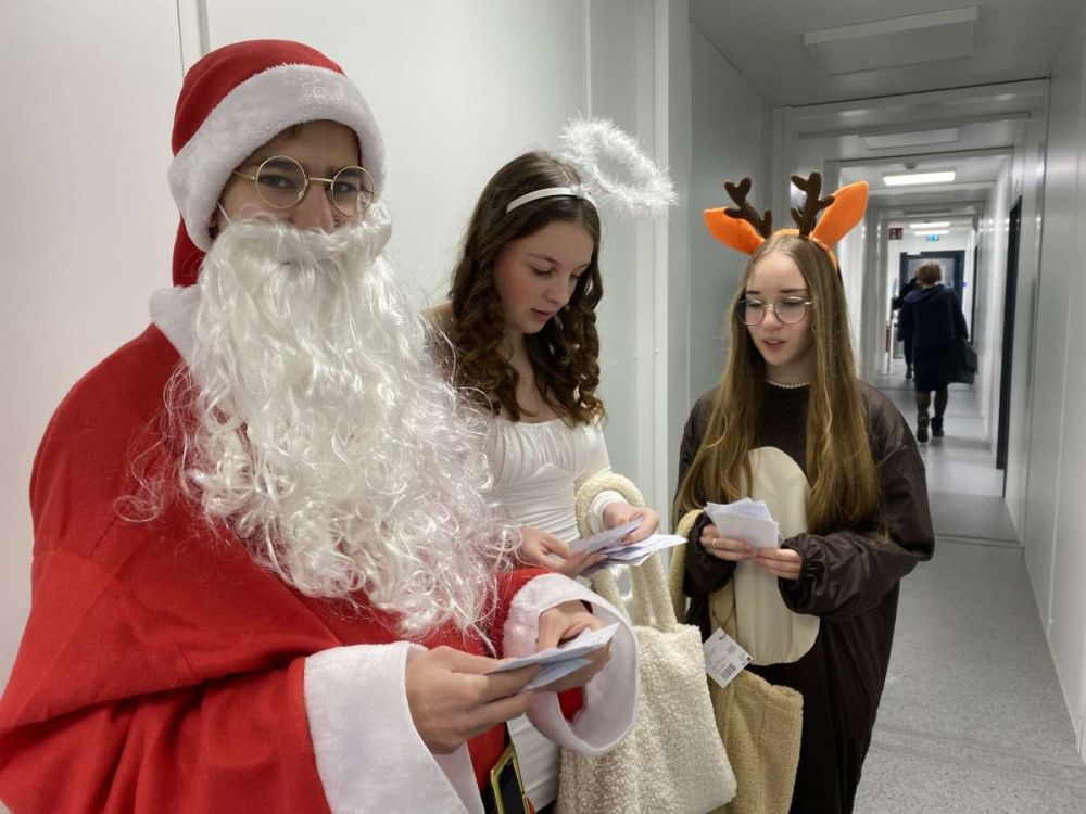 Weihnachtsmann, Engel und Rentier