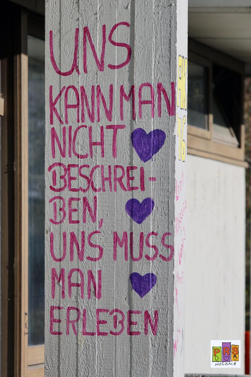 S&auml;ule auf der in pink steht: Uns kann man nicht beschreiben, uns muss man erleben